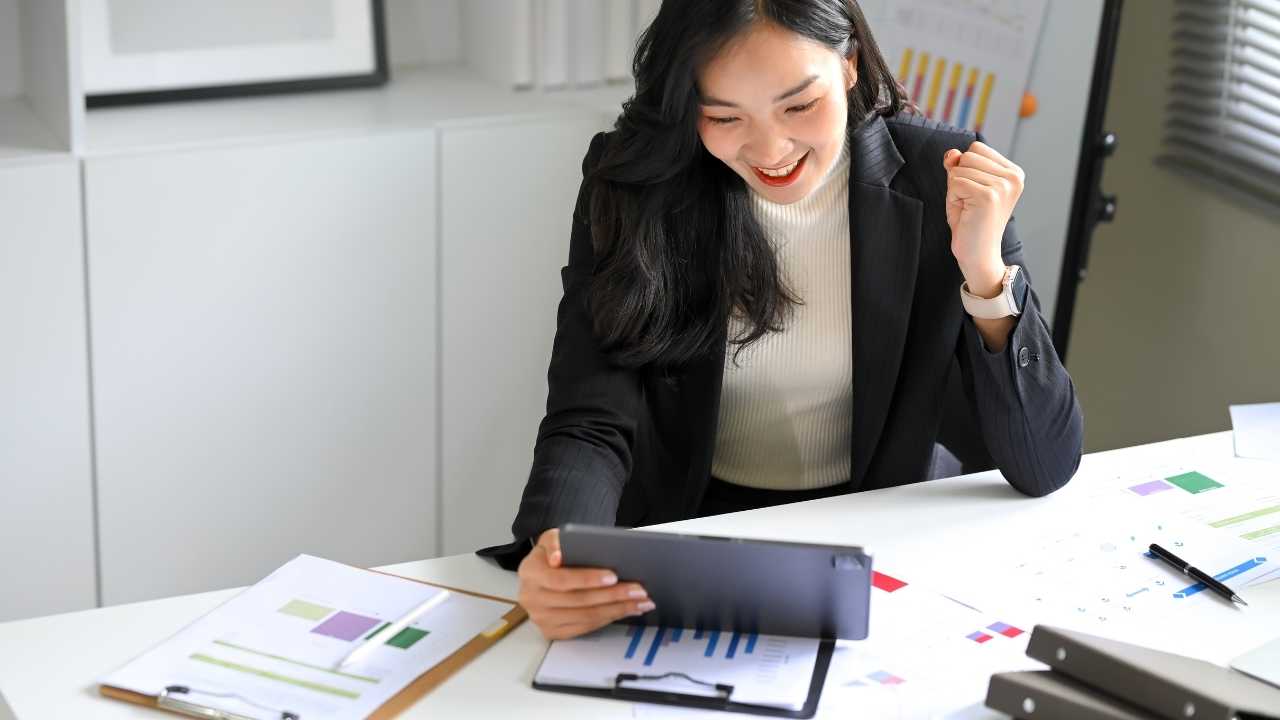 Read more about the article Zoho Analytics Pricing Guide 2025: Complete Cost Breakdown, Plans Comparison & ROI Analysis