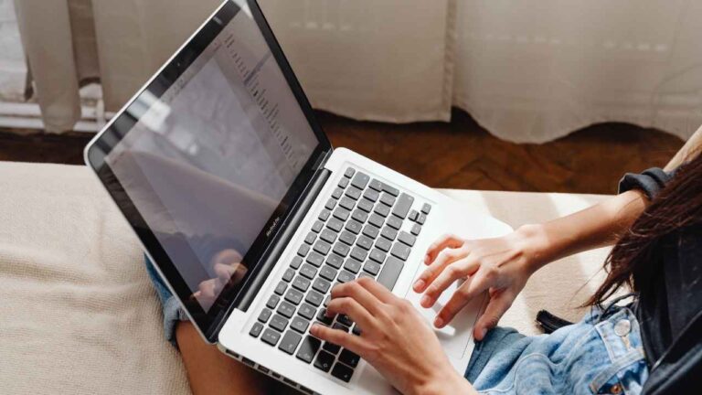 Excel-VBA-Macros-for-Beginners-editor-showing-code-window-with-beginner-friendly-Visual-Basic-code